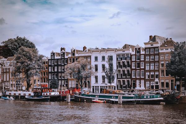 Picture of houses in Amsterdam to introduce the Amsterdam Wine Guide